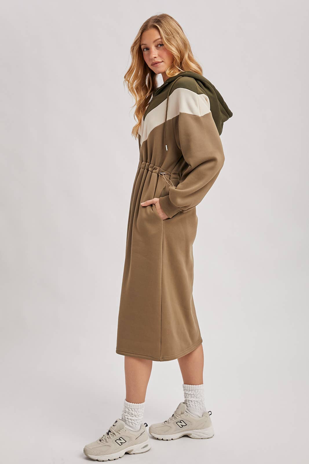 CHEVRON COLOR BLOCK MIDI HOODIE DRESS