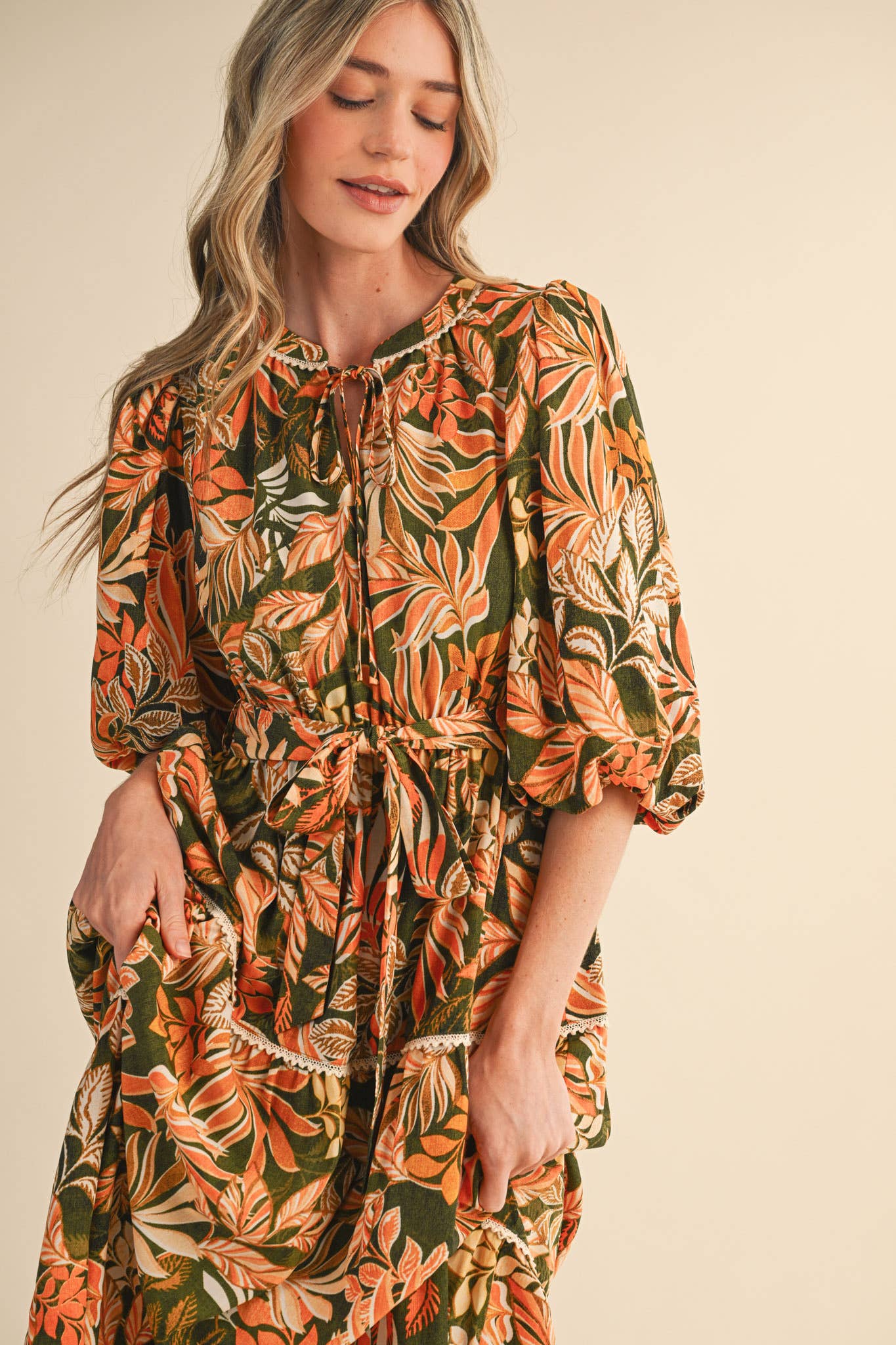 EXCLUSIVE PRINT BUBBLE SLV TIERED MIDI DRESS GREEN FLORAL LEAF TIE