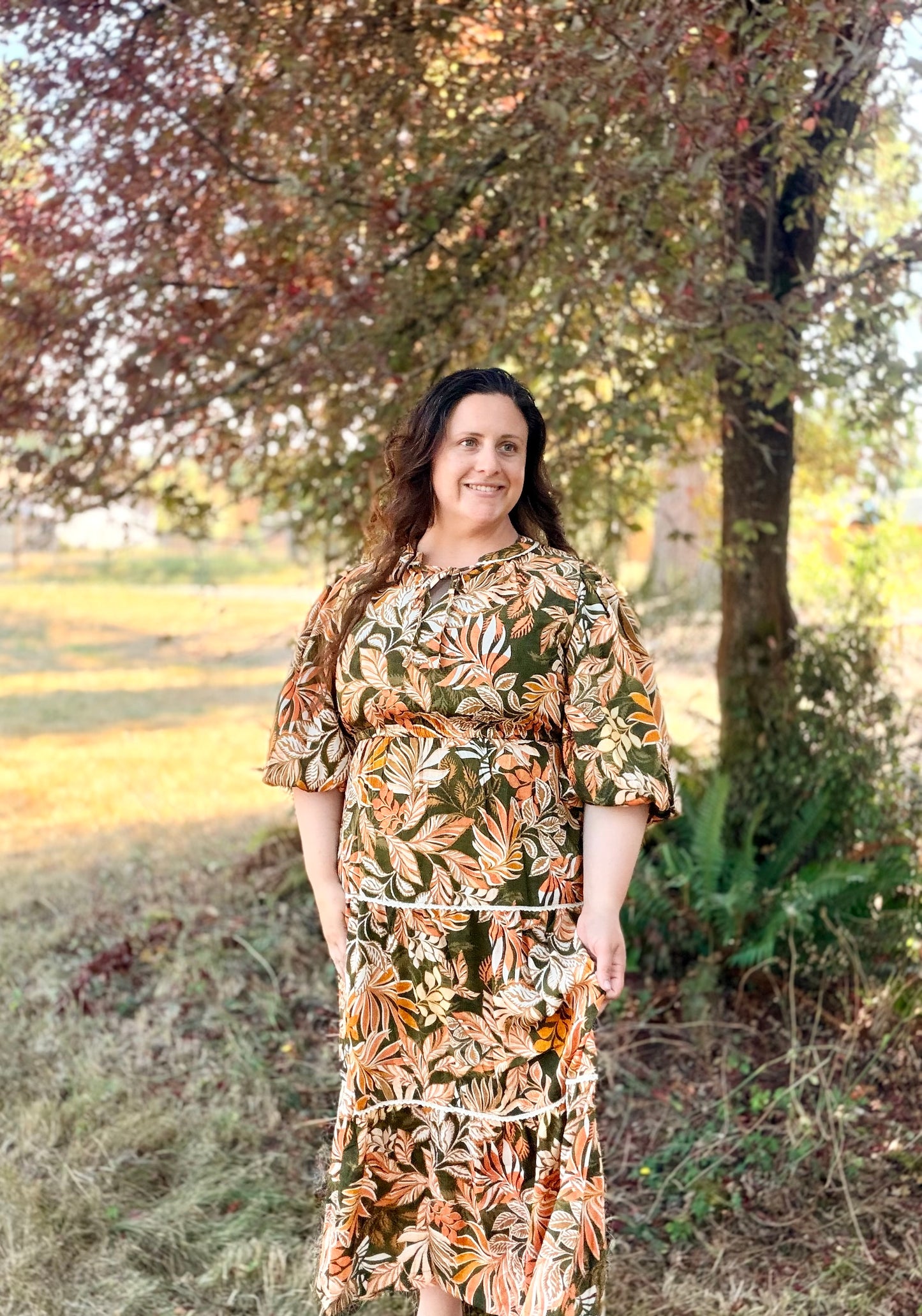 EXCLUSIVE PRINT BUBBLE SLV TIERED MIDI DRESS GREEN FLORAL LEAF TIE