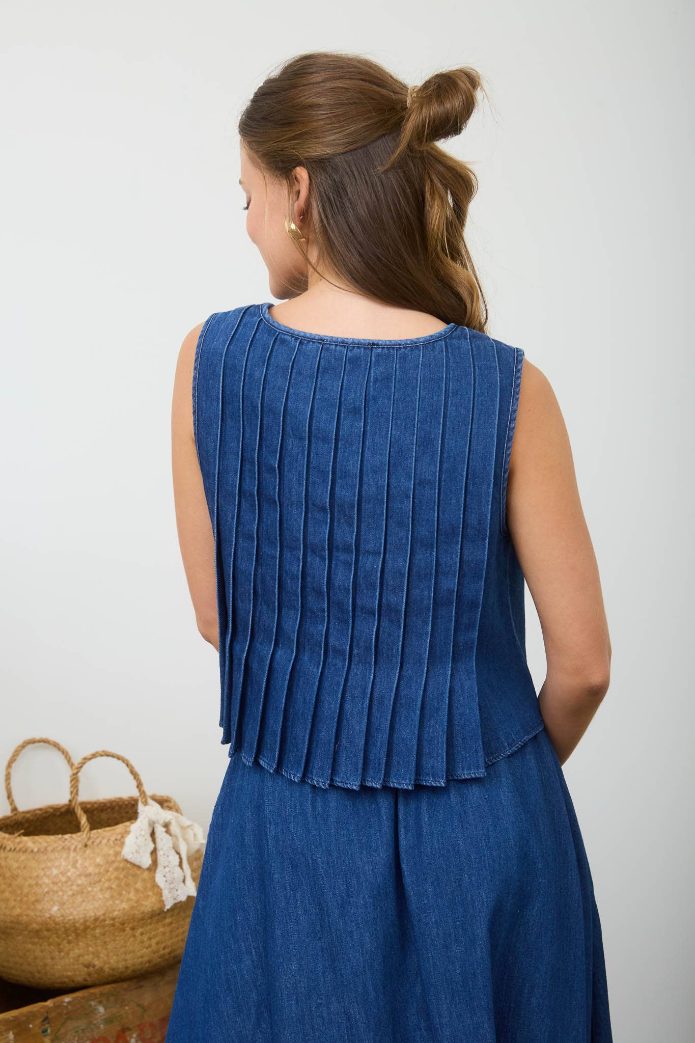 FRONT TIE PINTUCK DETAIL SLEEVELESS DENIM BLOUSE