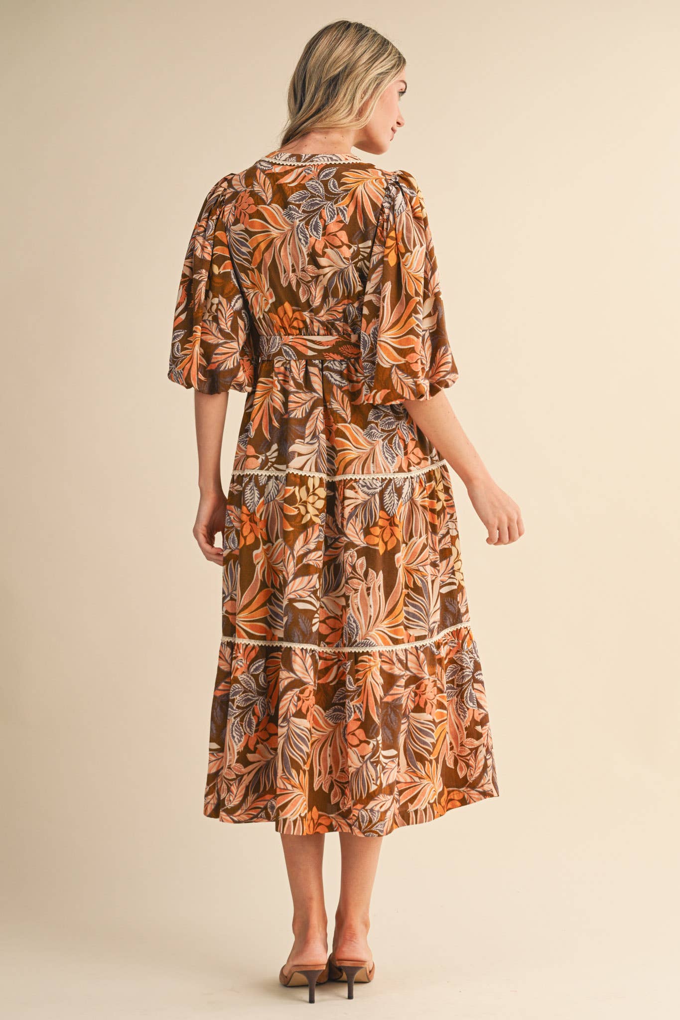 EXCLUSIVE PRINT BUBBLE SLV TIERED MIDI DRESS GREEN FLORAL LEAF TIE